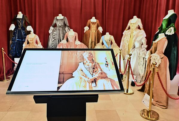 Postavka je realizovana prema motivima istoimenog filma režisera Andreja Kravčuka. U fokusu filma su prve vladarke Ruske imperije: Katarina Prva, Ana Ivanovna, Katarina Velika i Jelisaveta Petrovna čije raskošne toalete čine osnovu postavke - Sputnik Srbija