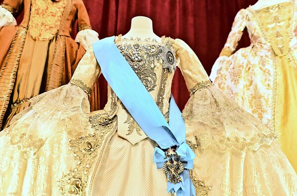 Raskošna protokolarna haljina Jelisavete Petrovne ukrašena zlatnim i srebrnim nitima, biserima i dragim kamenjem, prosto dominira postavkom, upravo onako kako i priliči ruskoj imperatorki - Sputnik Srbija