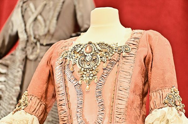 Vek koji je prerasto u eru žena na čelu Ruske imperije završava se vladavinom Katarine Velike (1762−1796), poslednje carice cele Rusije. Rođena kao nemačka kneginja, odlukom carice Jelisavete odabrana je za ženu Petru Trećem od Rusije.Udajom, mlada Sofija je promenila ime u Katarina prešavši iz katoličke u pravoslavnu veru. - Sputnik Srbija