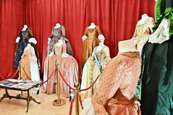 Izložba „Imperatorke” daje mogućnost da zavirite u svet Ruske imperije 18. veka kroz galeriju likova, tkanine i siluete, odnosno kostime znamenitih žena — tadašnjih vladarki. - Sputnik Srbija