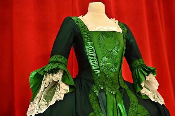 Jedna od izloženih toaleta izrađena je zagasito zelenoj boji koja je bila boja uniformi ruske gardijske jedinice 
Preobraženski puk - Sputnik Srbija