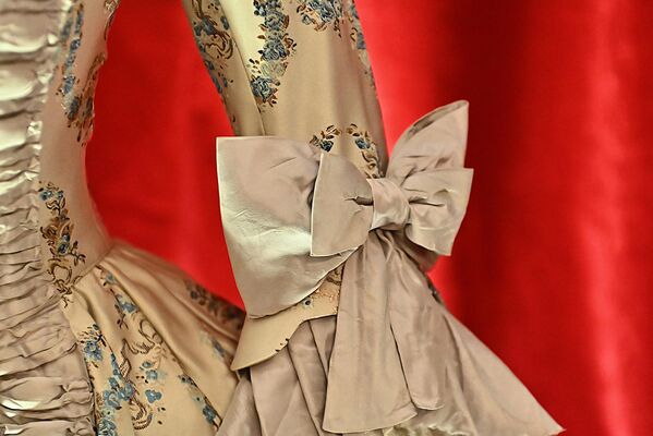 Nasuprot tamnim tonovima toalete ćerke cara Ivana Petog Aleksejeviča, su romantične haljine svetlih boja sa cvetnim dezenima Jelisavete ćerke Petra Velikog.  - Sputnik Srbija