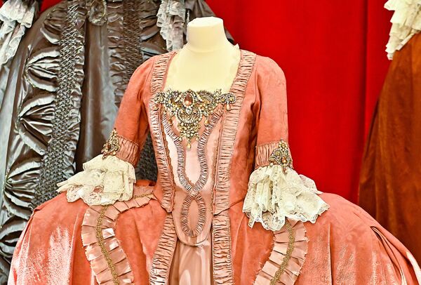 Jedan od (iz današnje perspektive) najčudnijih modnih detalja na dvorskim haljinama bili su „naduvani“ bokovi zbog kojih su dame u prostorije morale da ulaze ukoso.Još veći problem je predstavljao ulazak dame u kočije, pa se od mode širokih bokova ubrzo odustalo - Sputnik Srbija