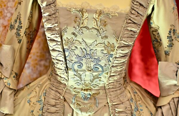 Prilikom kreiranja odeće, dizajnerka Katarina Šapkajc se oslanjala na istorijske krojeve kao i ličnost svake od carica. Za izradu haljina koristila je prirodne materijale: svilu, somot, batist i brokat, koji odgovaraju tkaninama prikazane epohe. - Sputnik Srbija