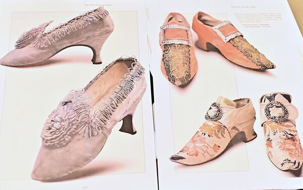 Obuća na dvoru je takođe bila izrađena od raskošnih materijala. Kopče na cipelama su često bile otpočene dragim kamenjem.  - Sputnik Srbija