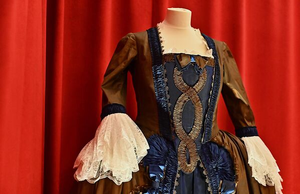 Toaleta carice Ane Ivanovne (1730−1740),  urađena od teških tkanina prigušenih tonova koje simbolično  oslikavaju njen status i mračni karakter. - Sputnik Srbija