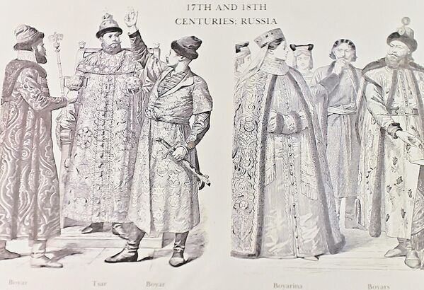Pre velikih društvenih i kulturnih reformi koje je sproveo Petar Veliki na ruskom dvoru su se nosili kostimi od teškog uvoznog brokata koji se nije nabirao već su njegovi slapovi padali ravno od ramena do stopala. Kao što se vidi iz priloženih crteža, rukavi su potpuno pokrivali ruke, a dame su bile zakopčane do grla  - Sputnik Srbija