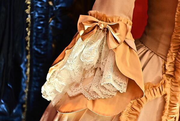 Ručni vez zlatnim i srebrnim nitima, fina čipka i dekorativni elementi svedoče koliko se prilikom izrade haljina vodilo računa o sitnim detaljima - Sputnik Srbija