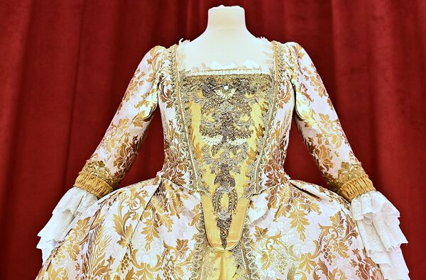 Svečana haljina Katarine Aleksejevne (1725−1727), prve ruske carice i supruge Petra Velikog. Haljina je izrađena od snežnobelog brokata i ukrašena zlatovezom. - Sputnik Srbija