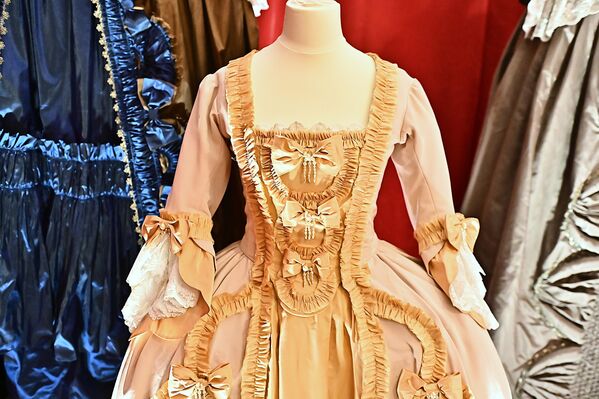 Posetioci izložbe imaju priliku da vide odeću koju je nosila mlada Katarina u vreme kada se tek spremala da preuzme kormilo države. - Sputnik Srbija