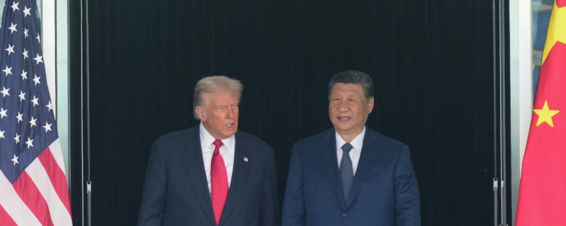 Амерички председник Доналд Трамп и кинески председник Си Ђинпинг - Sputnik Србија, 1920, 24.11.2025