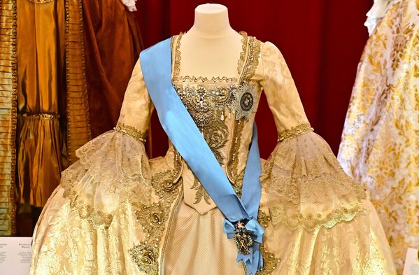 Ćerka prvog ruskog imperatora je kao i njen otac, mnogo značaja polagala na obrazovanje, nauku i umetnost. Otvorila je Moskovski univerzitet i Akademiju umetnosti, a u isto vreme priređivala raskošne balove na kojima su se dvorske dame pojavljivale uvek u novim haljinama - Sputnik Srbija