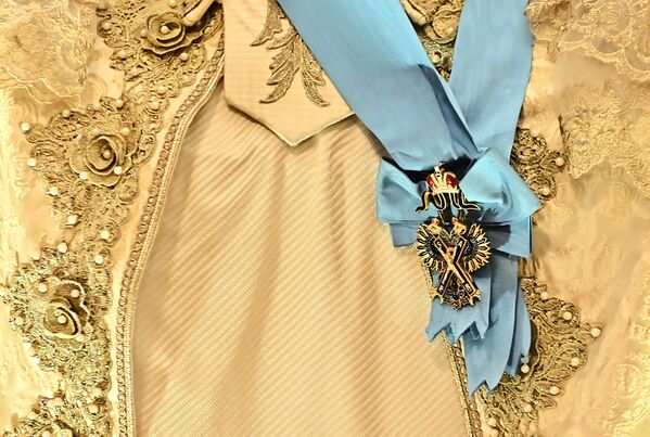 Haljinu dodatno krasi i najviši ruski orden — Andreja Prvozvanog, s plavom lentom“. Ovaj orden je 1698. godine uveo Petar Veliki u čast svetog Andreja, prvog Hristovog apostola i pokrovitelja Rusije. - Sputnik Srbija