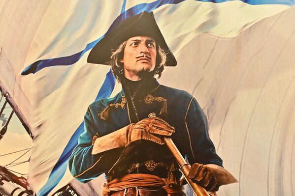 Nisu samo pripadnice lepšeg pola prihvatile zapadnjački model oblačenja.Petar Veliki se prvo dotakao  muške mode, te su tako muškarci na dvoru svoje duge kaftane zamenili prefinjenim francuskim engleskim i nemačkim kostimima - Sputnik Srbija