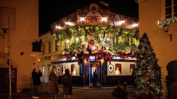 Lюdi smotrяt na roždestvenskie ukrašeniя v Starom gorode Vilьnюsa, Litva - Sputnik Srbija