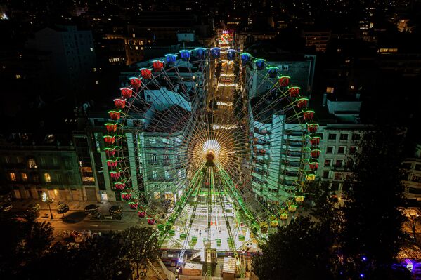 Ove godine španski grad Vigo osvetljen je sa više od 11,5 miliona LED svetala raspoređenih na 420 ulica i trgova. - Sputnik Srbija