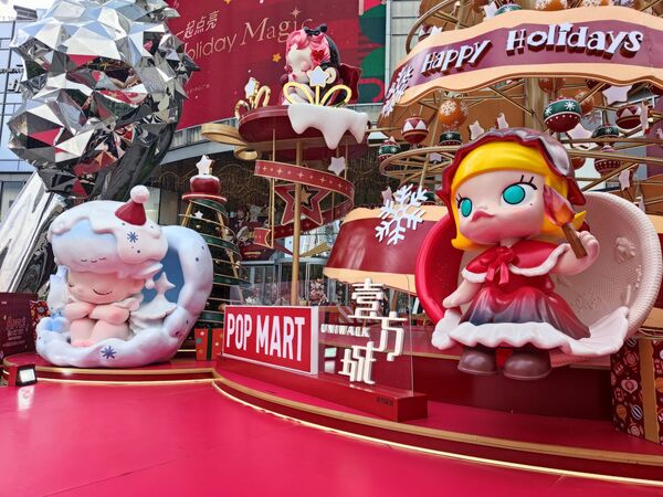 Božićne pop-ap instalacije  izložene u tržnom centru Univok u Šenženu, u kineskoj provinciji  Guangdong. - Sputnik Srbija