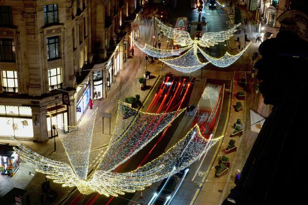 Romantična božićna rasveta ukrasila je i ulice Londona. - Sputnik Srbija