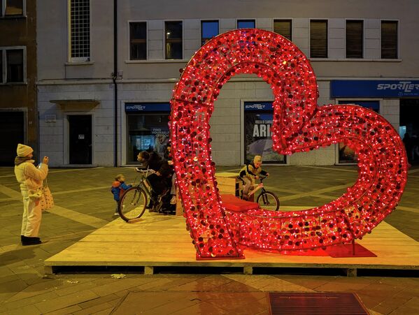 Italijanski grad Trento započinje prazničnu sezonu božićnim pijacama i osvetljava svoj istorijski centar, što privlači brojne posetioce. - Sputnik Srbija