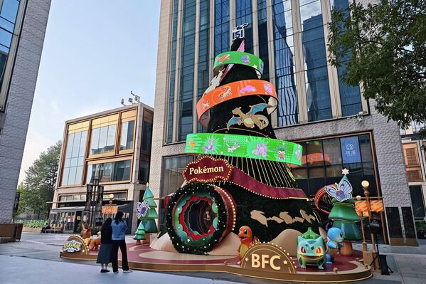 Božićna instalacija sa  temom Pokemona u Šangaju. - Sputnik Srbija