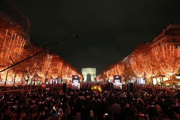 Jelisejska polja u francuskoj prestonici izgledaju čarobno pod božićnom rasvetom. - Sputnik Srbija