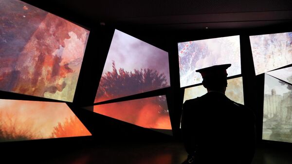Vojnik posmatra film u muzeju u Londonu - Sputnik Srbija