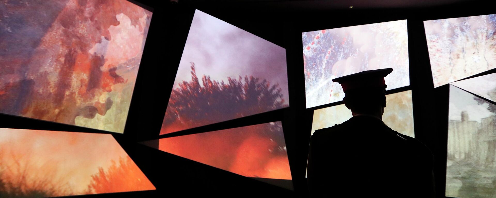 Vojnik posmatra film u muzeju u Londonu - Sputnik Srbija, 1920, 25.11.2025