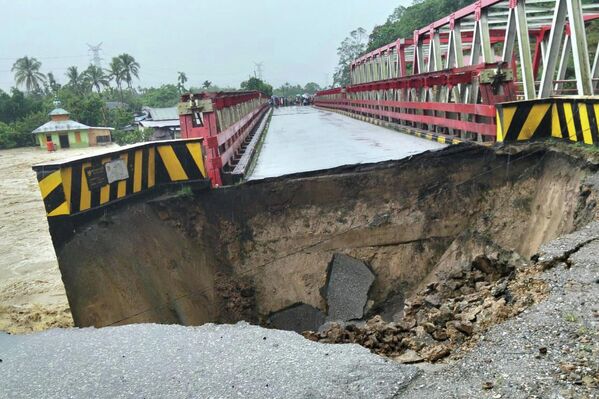 Prema saopštenju, devet osoba je nastradalo u regionu Južni Tapanuli, a četiri u regionu Centralni Tapanuli, u Indoneziji. - Sputnik Srbija