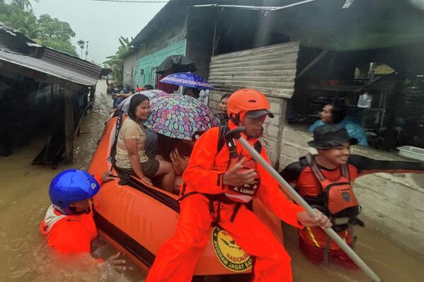 Prema navodima zvaničnika, 37 ljudi je povređeno, a tri osobe se vode kao nestale u Južnom Tapanuliju, dok je prikupljanje podataka u toku u Centralnom Tapanuliju. - Sputnik Srbija