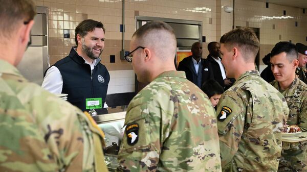 Potpredsednik SAD Džej Di Vens u američkoj vojnoj bazi Fort Kembel - Sputnik Srbija