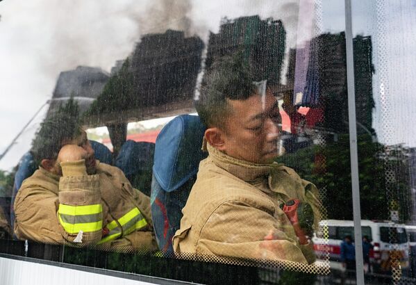 Исцрпљени ватрогасци одмарају док се не врате на позицију. - Sputnik Србија