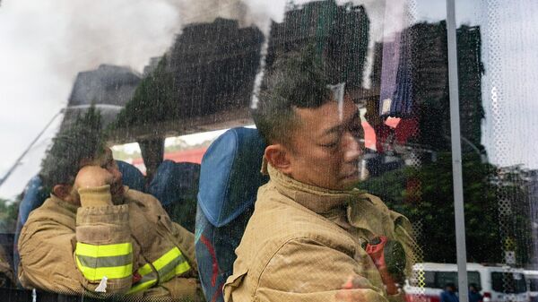 Požarnыe otdыhaюt vo vremя peresmenki u žilogo kompleksa Van Fuk Kort v Gonkonge - Sputnik Srbija