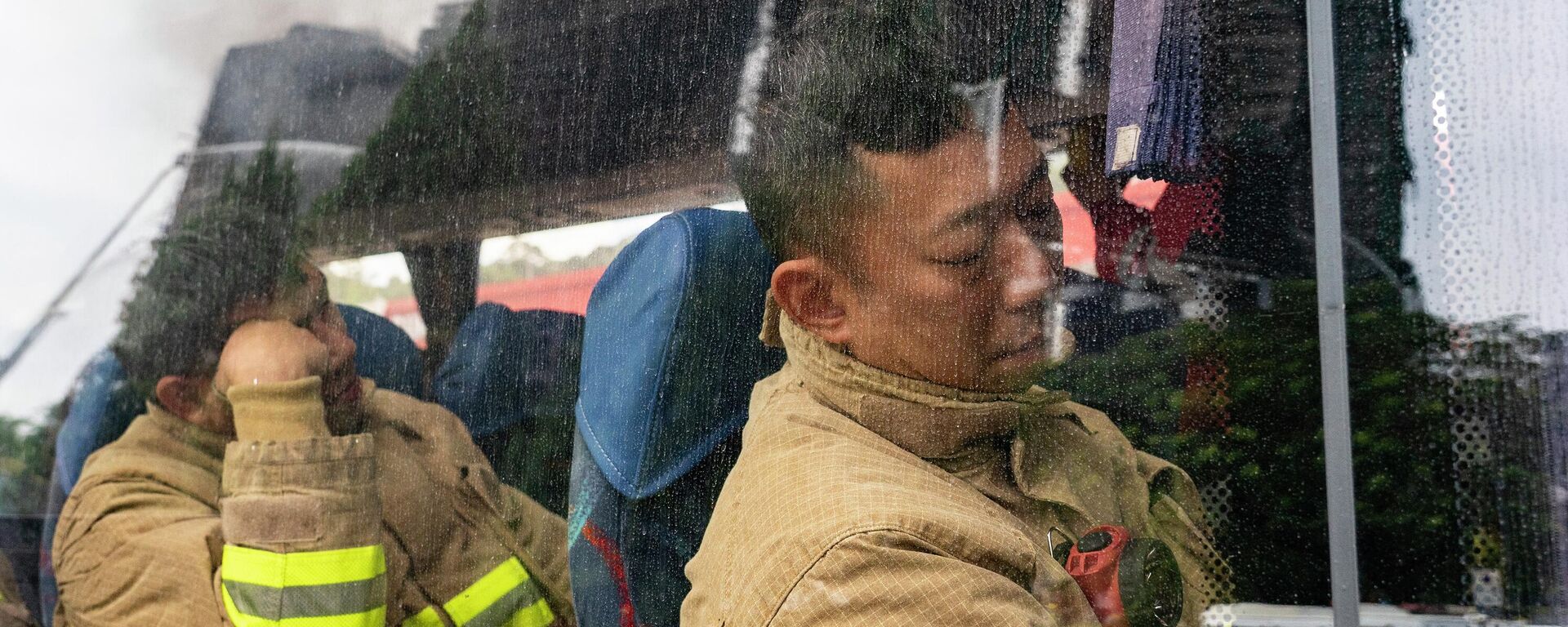 Пожарные отдыхают во время пересменки у жилого комплекса Ван Фук Корт в Гонконге - Sputnik Србија, 1920, 27.11.2025