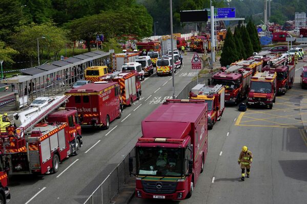 Више кола ватрогасне службе је присутно. - Sputnik Србија