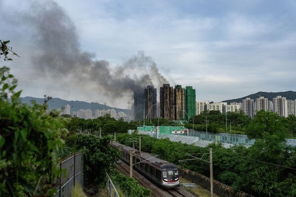 Дим се може видети из различитих делова града. - Sputnik Србија