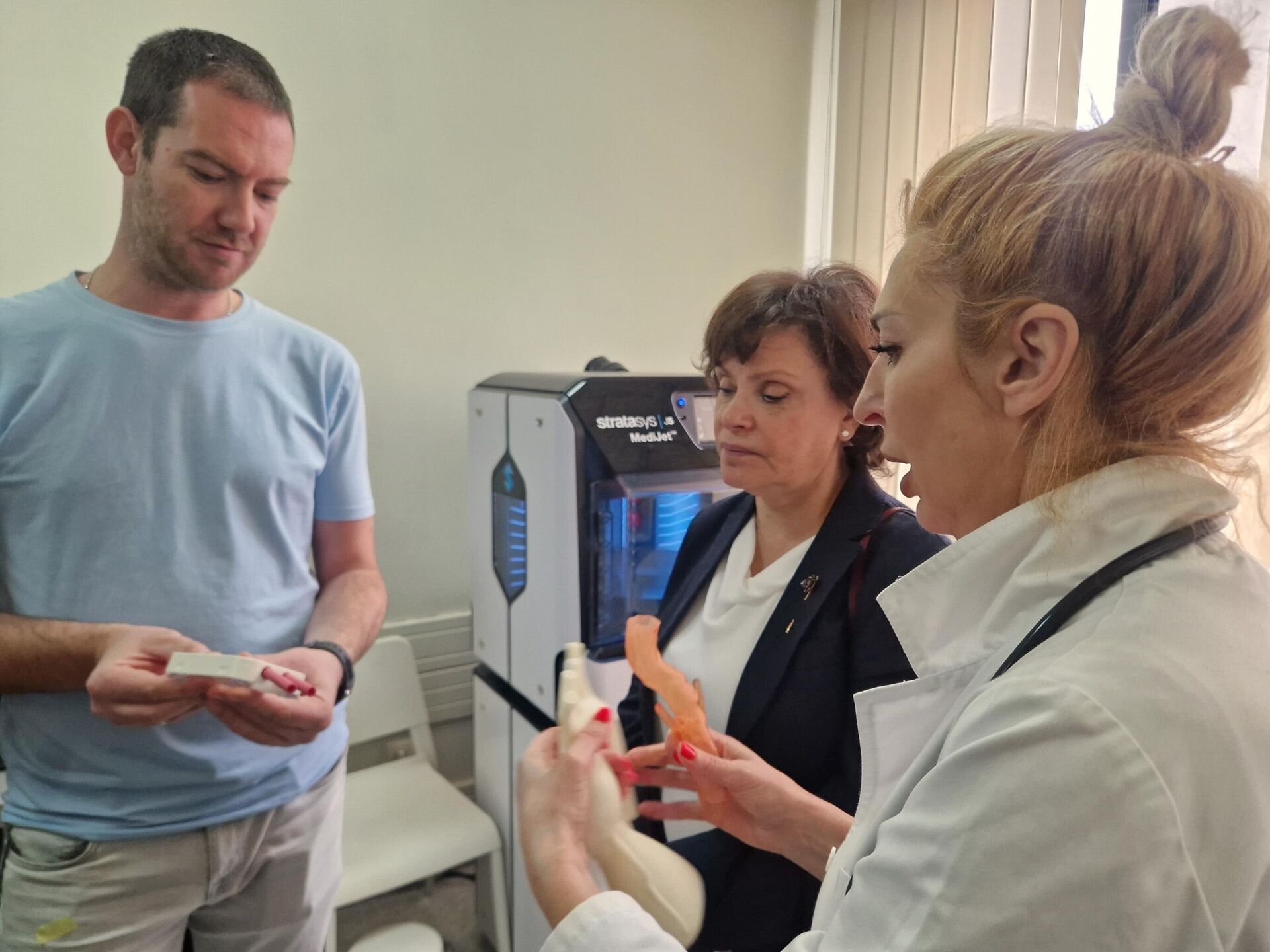 Prof. dr Elena Goluhova u Institutu „Dedinje“ koji je regionalni lider u primeni inovacionih medicinskih tehnologija, posebno u oblasti 3D štampe i virtuelne stvarnosti - Sputnik Srbija, 1920, 27.11.2025