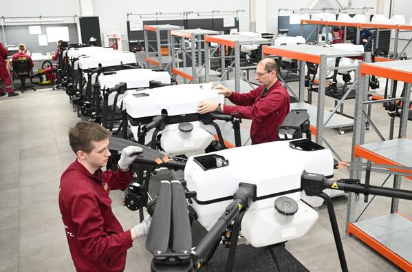 Погон за склапање беспилотних летелица у Истраживачко-производном центру (ИПЦ) за беспилотне летелице у Тољатију. - Sputnik Србија