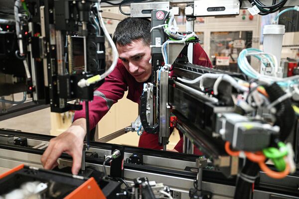 Радник у производном погону за беспилотне летелице. - Sputnik Србија