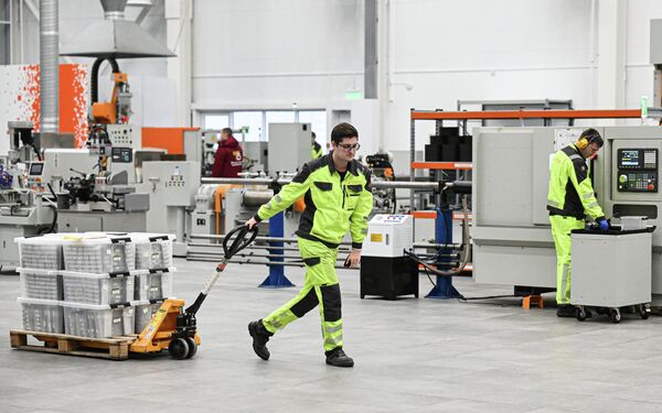 Погон за ласерско сечење компоненти Истраживачко-производном центру. - Sputnik Србија