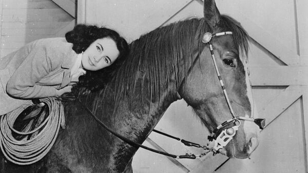 Amerikanskaя aktrisa Эlizabet Teйlor verhom na lošadi. - Sputnik Srbija