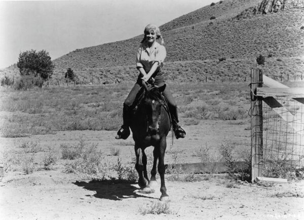 Мерилин Монро на коњу у сцени из филма „Неприлагођени“, 1961. - Sputnik Србија