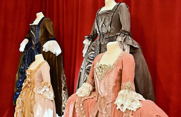 Kako su izgledale haljine ruskih vladarki i šta su nosilo po hodnicima carskih palata može se saznati na izložbi predstavljenoj u Ruskom domu u Beogradu u okviru manifestacije „Dani Ermitaža” - Sputnik Srbija