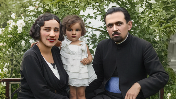 Streličić sa suprugom i ćerkom koja je sahranjena u porti crkve u kojoj je služio Prištini - Sputnik Srbija