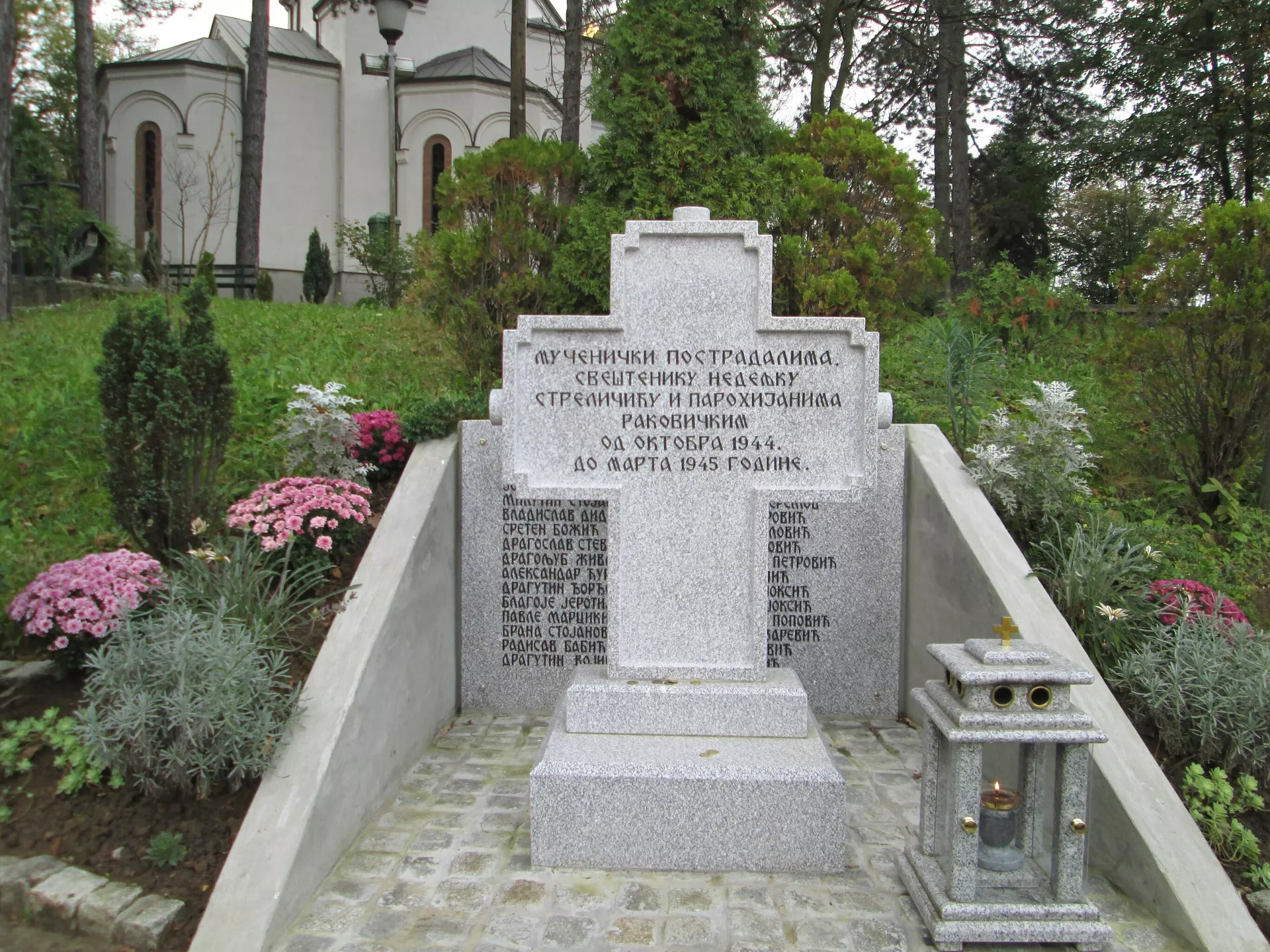 Спомен обележје страдалом свештенику и парохијанима од комуниста 1944. и 1945. у порти цркве Светих Вартоломеја и Варнаве у Раковици - Sputnik Србија, 1920, 30.11.2025