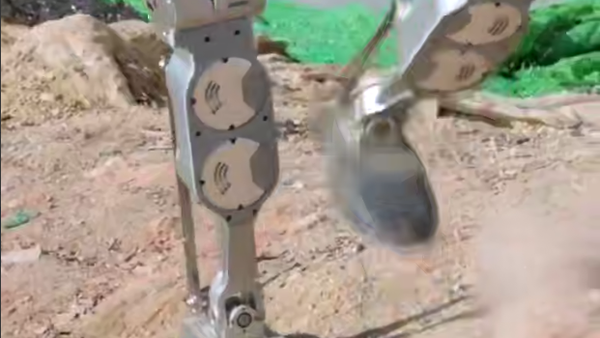 Neravan teren predstavlja izazov za robota - Sputnik Srbija