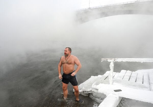 Kažu da je prvi ulazak u vodu uvek najteži, ali da se posle tog trenutka sve pretvara u neobjašnjivu jasnoću – kao da se svet na čas smiri i zaoštri. - Sputnik Srbija