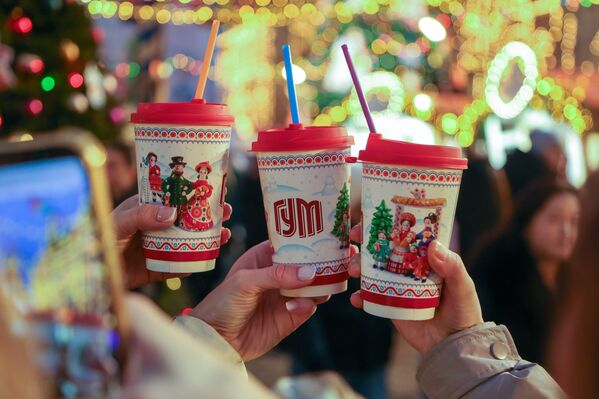 Vesele mlade dame, konjanici i bajkovite životinje i ptice stvaraju živopisnu i jedinstvenu atmosferu, spajajući moderno sa ruskim kulturnim nasleđem. Vesele mlade dame, konjanici i bajkovite životinje i ptice stvaraju živopisnu i jedinstvenu atmosferu, spajajući moderno sa ruskim kulturnim nasleđem. - Sputnik Srbija