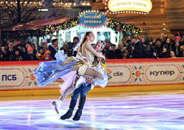 Klizalište je otvoreno predstavom na ledu u kojoj su nastupili svetski šampioni u plesu na ledu Viktorija Sinicina i Nikita Kacalapov, svetski osvajač medalje u plesu na ledu Povilas Vanagas i dvostruka osvajačica evropske bronzane medalje i svetske bronzane medalje Margarita Drobjazko. Klizalište je otvoreno predstavom na ledu u kojoj su nastupili svetski šampioni u plesu na ledu Viktorija Sinicina i Nikita Kacalapov, svetski osvajač medalje u plesu na ledu Povilas Vanagas i dvostruka osvajačica evropske bronzane medalje i svetske bronzane medalje Margarita Drobjazko. - Sputnik Srbija