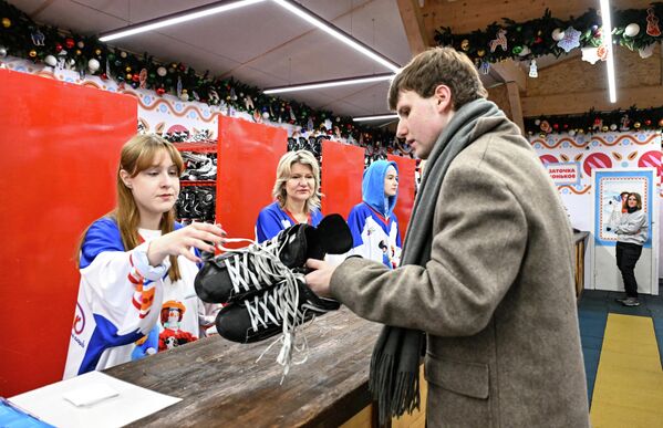 Veliki broj ljudi je odlučio da isproba klizalište čim se otvorilo. Veliki broj ljudi je odlučio da isproba klizalište čim se otvorilo. - Sputnik Srbija