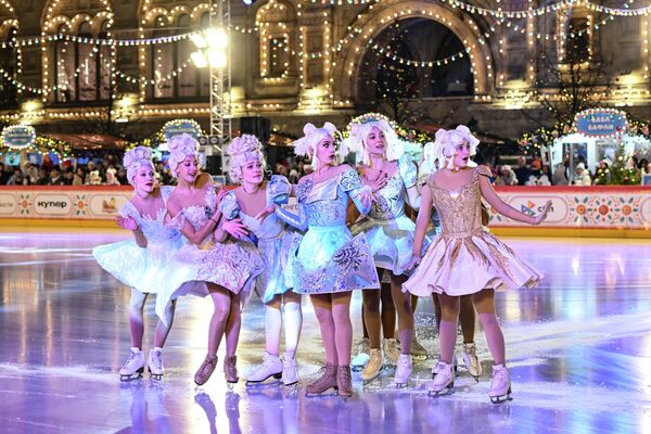 Nakon što su svi gosti zauzeli svoja mesta, olimpijska šampionka Tatjana Navka izašla je na led, pozdravila publiku i započela predstavu. Desetine klizača su se potom pojavile na ledu, obučeni u šarene kostime inspirisane bajkom „Pepeljuga“. Nakon što su svi gosti zauzeli svoja mesta, olimpijska šampionka Tatjana Navka izašla je na led, pozdravila publiku i započela predstavu. Desetine klizača su se potom pojavile na ledu, obučeni u šarene kostime inspirisane bajkom „Pepeljuga“. - Sputnik Srbija
